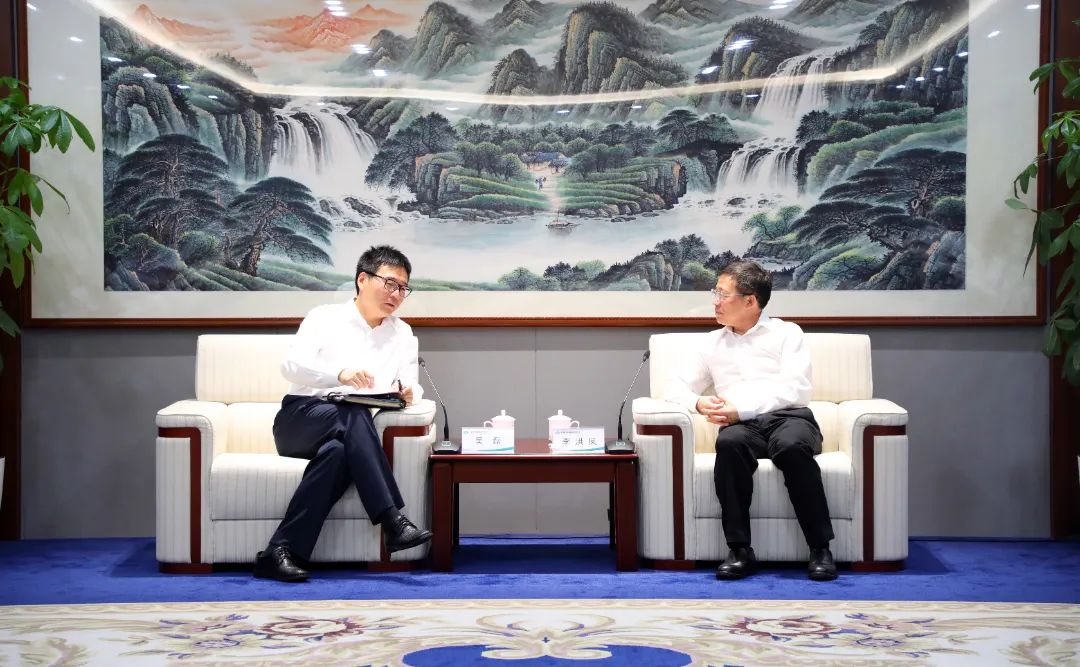 中國(guó)電氣裝備黨委書記、董事長(zhǎng)李洪鳳會(huì)見上海電氣集團(tuán)黨委書記、董事長(zhǎng)吳磊