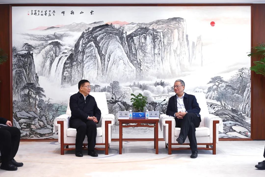 中國電建黨委副書記、總經(jīng)理王斌與內(nèi)蒙古自治區(qū)黨委常委、呼和浩特市委書記包鋼會談