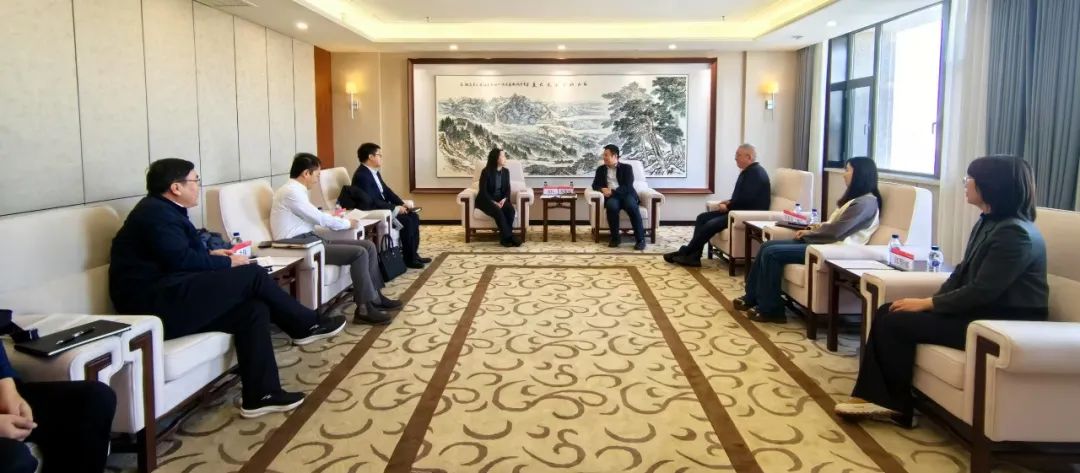 中國(guó)農(nóng)業(yè)銀行吉林省分行黨委委員、副行長(zhǎng)兼長(zhǎng)春分行黨委書記、行長(zhǎng)曹紅一行拜訪華電吉林公司
